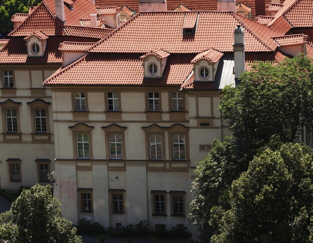 Häuser mit traditionellen roten Dächern in Prag Prag Praha ist Hauptstadt und größte Stadt der Tschechischen Republik