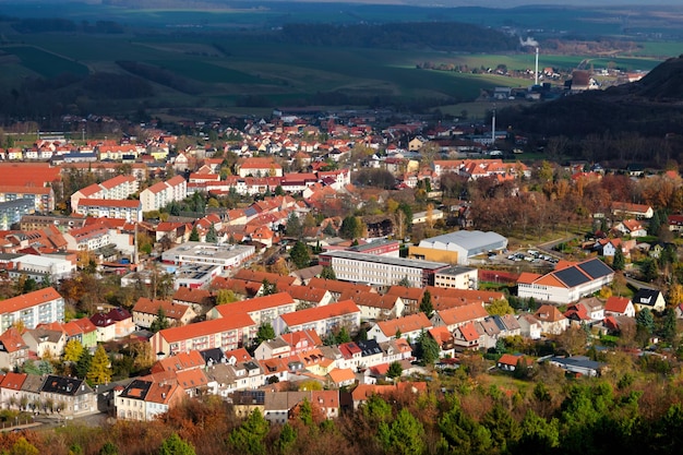 Häuser und Fluss in der Stadt Bleicherode Deutschland Blick von der Spitze der deutschen Kleinstadt am Herbsttag