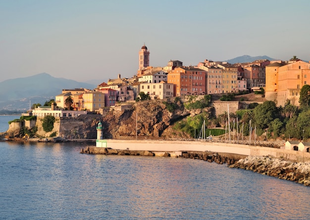 Häuser und Gebäude in der Stadt Bastia mit schönen Farben der Dämmerung