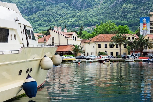 Häuser und Yachten in Kotor im Hintergrund des Berges