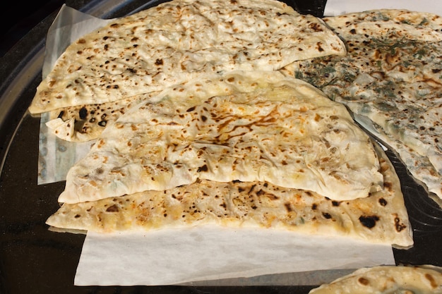 Häusliche Herstellung von traditionellen türkischen Gozleme-Pancakes