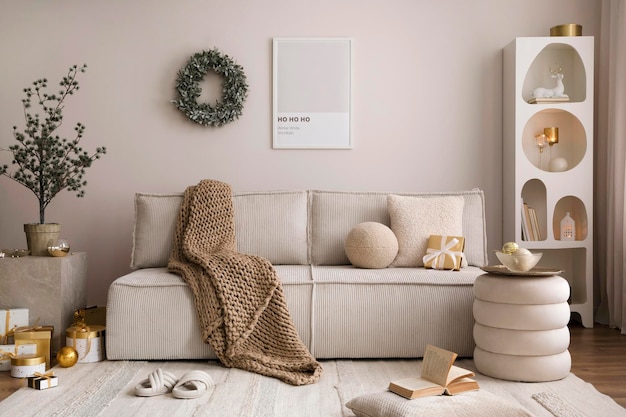 Häusliche und gemütliche weihnachtliche Wohnzimmereinrichtung mit Cordsofa, weißem Regal, Attrappe eines Posterrahmens, Weihnachtsdekoration, Kranz, Sterne, Geschenke und Accessoires, Heimdekoration, Familienzeit-Vorlage