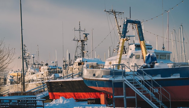 Hafen im Schnee. Hafen und Schiff