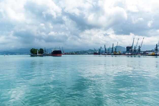 Hafen in Batumi Georgia Hafenkräne Schiffe am Liegeplatz