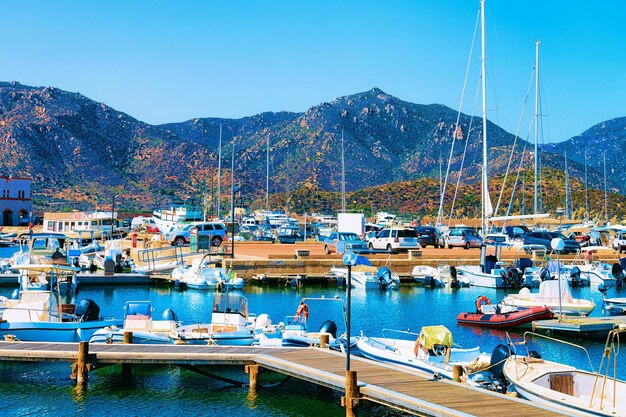 Hafen mit Schiffen und Yachten, Villasimius, Südsardinien, in Italien