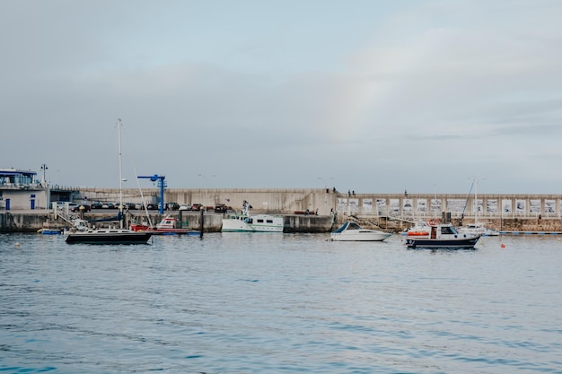 Hafen mit vielen Schiffen und Booten tagsüber