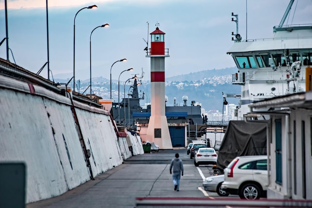 Hafen und Leuchtturm in der Stadt Valparaiso, Chile