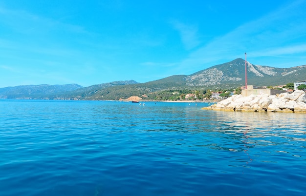 Hafen von Cala Gonone vom Meer aus gesehen