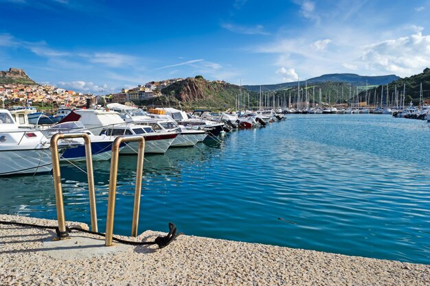 Hafen von Castelsardo vom Boden aus gesehen