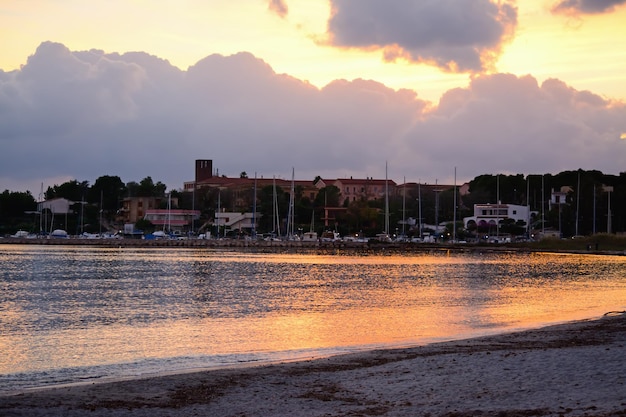 Hafen von Fertilia unter Wolken bei Sonnenuntergang Sardinien