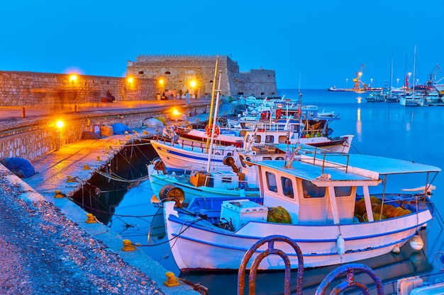 Hafen von Heraklion mit alten Fischerbooten in der Dämmerung Kreta, Griechenland