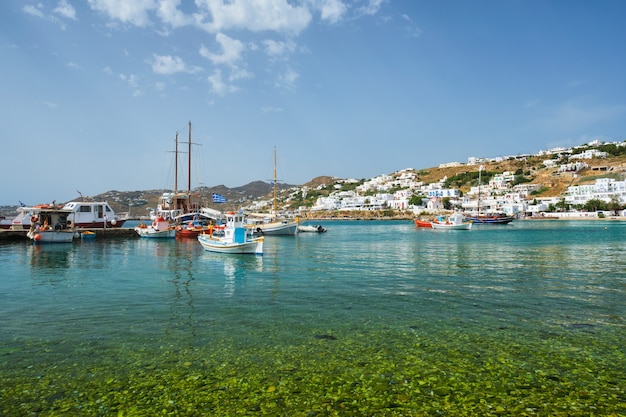 Hafen von Mykonos mit Fischerbooten und Yachten und Schiffen Griechenland