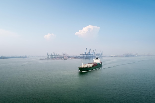 Hafen von tianjin und containerschiff segeln aus dem hafen
