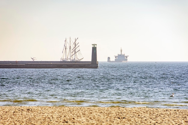 Hafenmole mit Leuchtturm