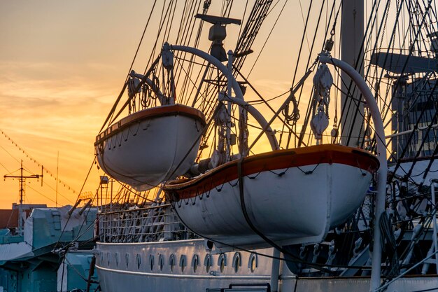 Hafenmole mit Schiff und Barkasse