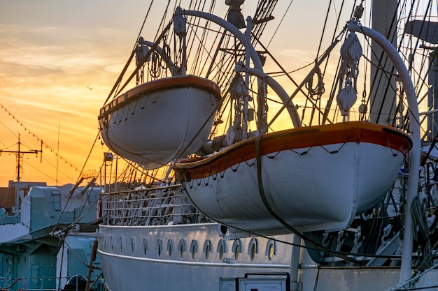 Hafenmole mit Schiff und Barkasse