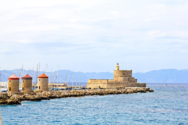 Hafenwindmühlen und Leuchtturm St. Nicholas - das berühmte Wahrzeichen von Rhodos, Griechenland