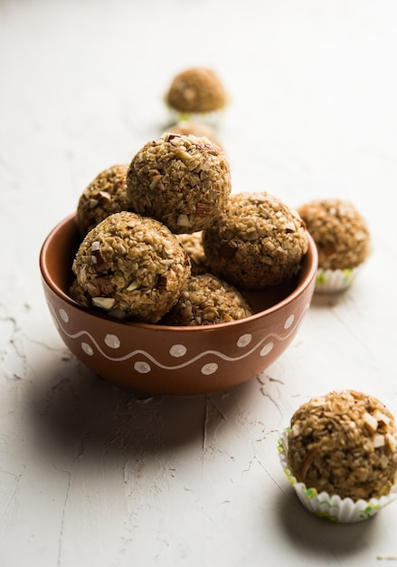 Hafer-Laddu oder Ladoo auch bekannt als Protein Energy Balls. in einem Teller oder einer Schüssel serviert. selektiver Fokus