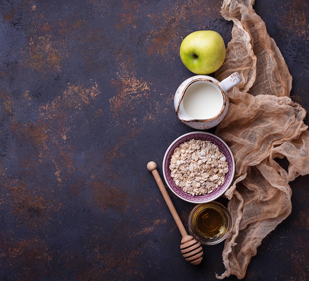 Hafer, Milch, Honig und Apfel.