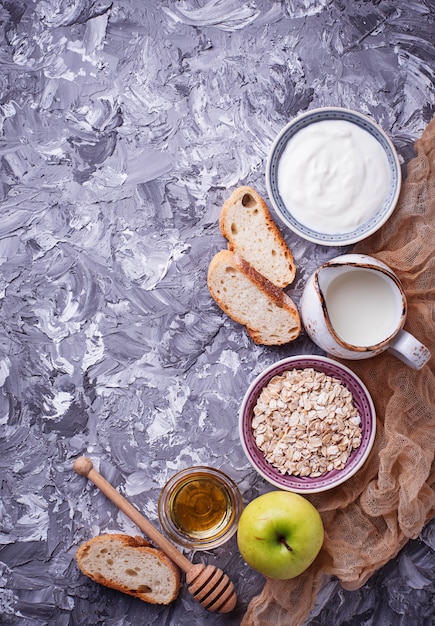 Hafer, Milch, Joghurt, Brot und Apfel.