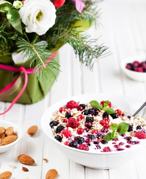 Hafer mit Beeren zum Frühstück