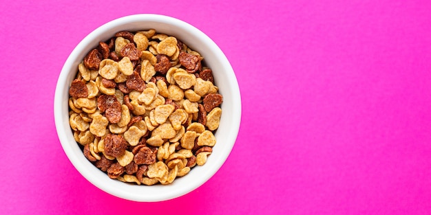 Hafer- oder Cornflakes schnelles Frühstück Portion auf dem Tisch