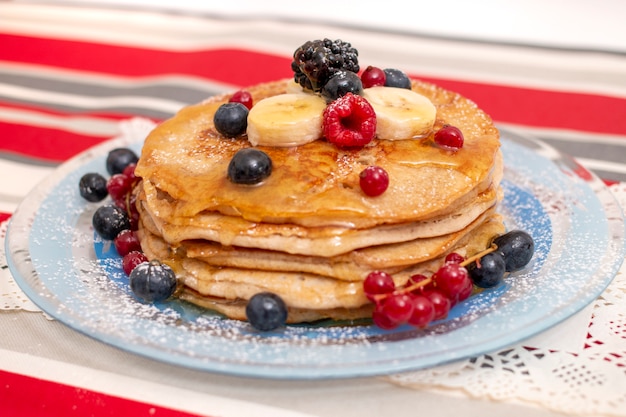 Hafer- und Bananenpfannkuchen mit Beeren