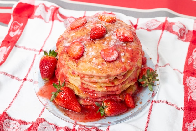 Hafer- und Bananenpfannkuchen mit Erdbeere