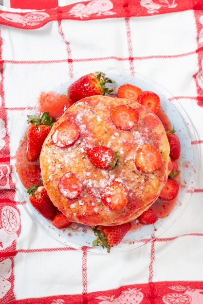 Hafer- und Bananenpfannkuchen mit Erdbeere