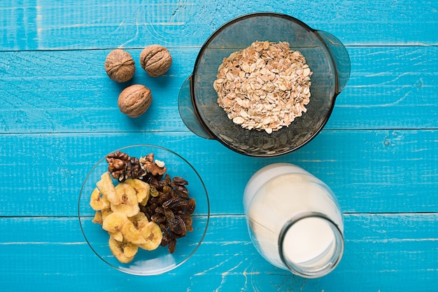 Haferbrei Hafermilch und Banane auf dem Tisch