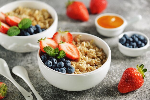 Haferbrei mit Bio-Blaubeeren, Erdbeeren, Honig und Minze