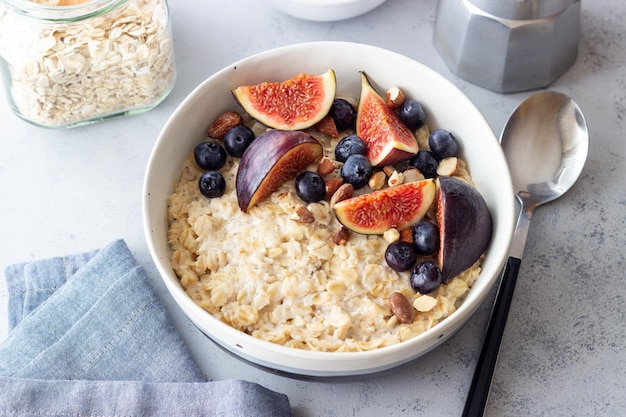 Haferbrei mit Feigen Blaubeeren Mandeln und Honig Gesunde Ernährung Vegetarisches Essen Frühstück