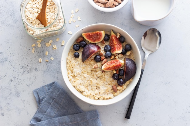 Haferbrei mit Feigen Blaubeeren Mandeln und Honig Gesunde Ernährung Vegetarisches Essen Frühstück