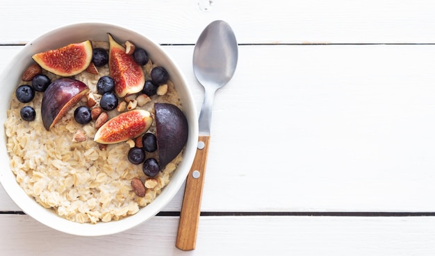 Haferbrei mit Feigen Blaubeeren Mandeln und Honig Gesunde Ernährung Vegetarisches Essen Frühstück