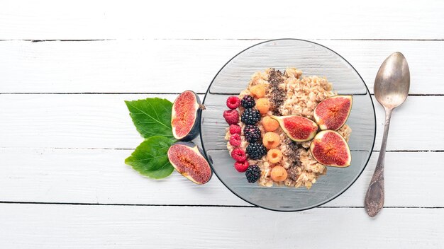 Haferbrei mit Feigen, Himbeeren, Brombeeren und Chiasamen Gesundes Essen Freier Platz für Text Ansicht von oben