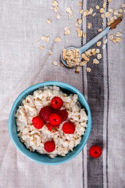 Haferbrei mit frischen Beeren. Sommer gesundes Frühstück