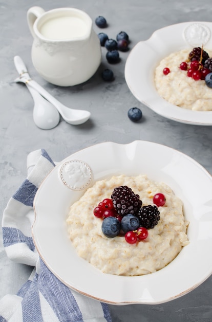 Haferbrei mit Heidelbeer-Brombeeren und Johannisbeeren zum Frühstück