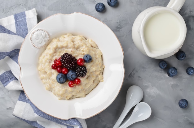 Haferbrei mit Heidelbeer-Brombeeren und Johannisbeeren zum Frühstück