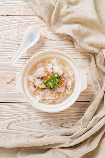 Haferbrei oder gekochte Reissuppe mit Fischschale