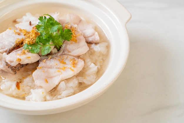 Haferbrei oder gekochte Reissuppe mit Fischschale