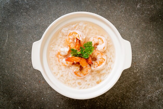 Haferbrei oder gekochte Reissuppe mit Garnelenschale