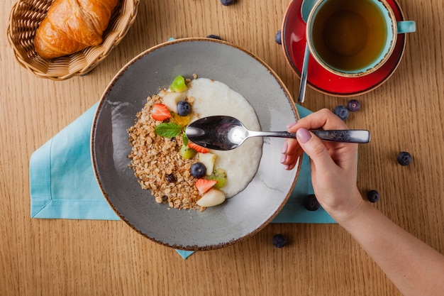 Haferbrei und Reis mit Beeren in einer Schüssel