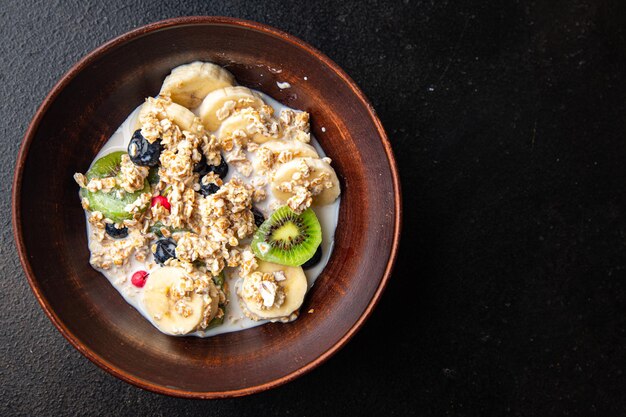 Haferflocken Bowl Obst Frühstück Gemüse Milch laktosefrei Banane Kiwi Beeren Blaubeere