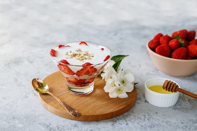 Foto haferflocken-dessert mit frischen erdbeeren