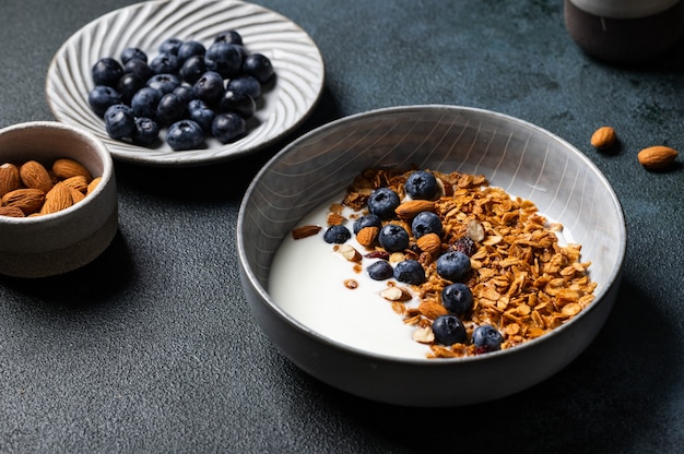 Haferflocken-Granola mit Blaubeere. Trockenes Frühstück. Gesundes Essen oder Diätkonzept. Platz kopieren. Granola mit griechischem Joghurt. Beeren-Granola mit Mandeln. Gesunde Ernährung. Müsli mit Beeren.