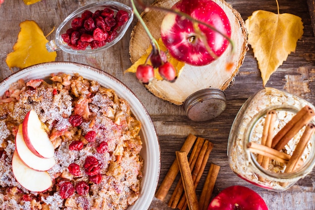 Haferflocken mit Apfel und Zimt gebacken