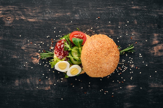 Haferflocken mit Aprikosen und Heidelbeeren Frühstück auf einem hölzernen Hintergrund Ansicht von oben Freier Platz für Text