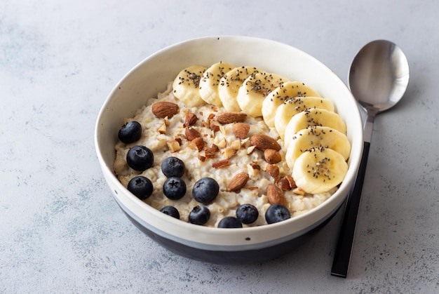 Haferflocken mit Banane Blaubeeren Mandeln und Honig Gesundes Essen Vegetarisches Essen Frühstück