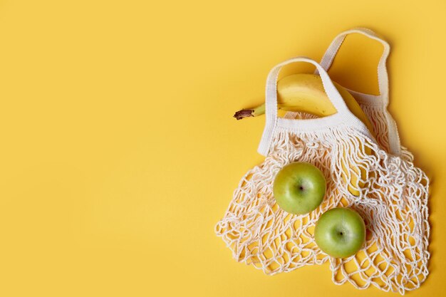 Haferflocken mit Bananen und Äpfeln Ersetzen von PlastiktütenGesundes und gesundes vegetarisches Essen