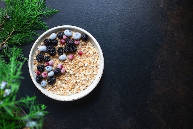 Haferflocken mit Beeren in einem Teller leckeres Frühstück